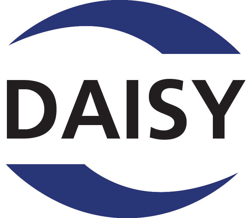 Logo du consortium Daisy. Daisy est écrit en noir sur fond blanc, au-dessus et en-dessous deux arcs de cercle bleus l’entourent