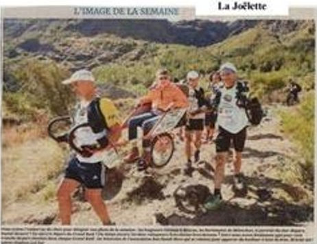 Image tirée d’un journal montrant des sportifs et une personne sur une joëlette, un fauteuil roulant handisport permettant la marche ou la randonnée pour des personnes handicapées.