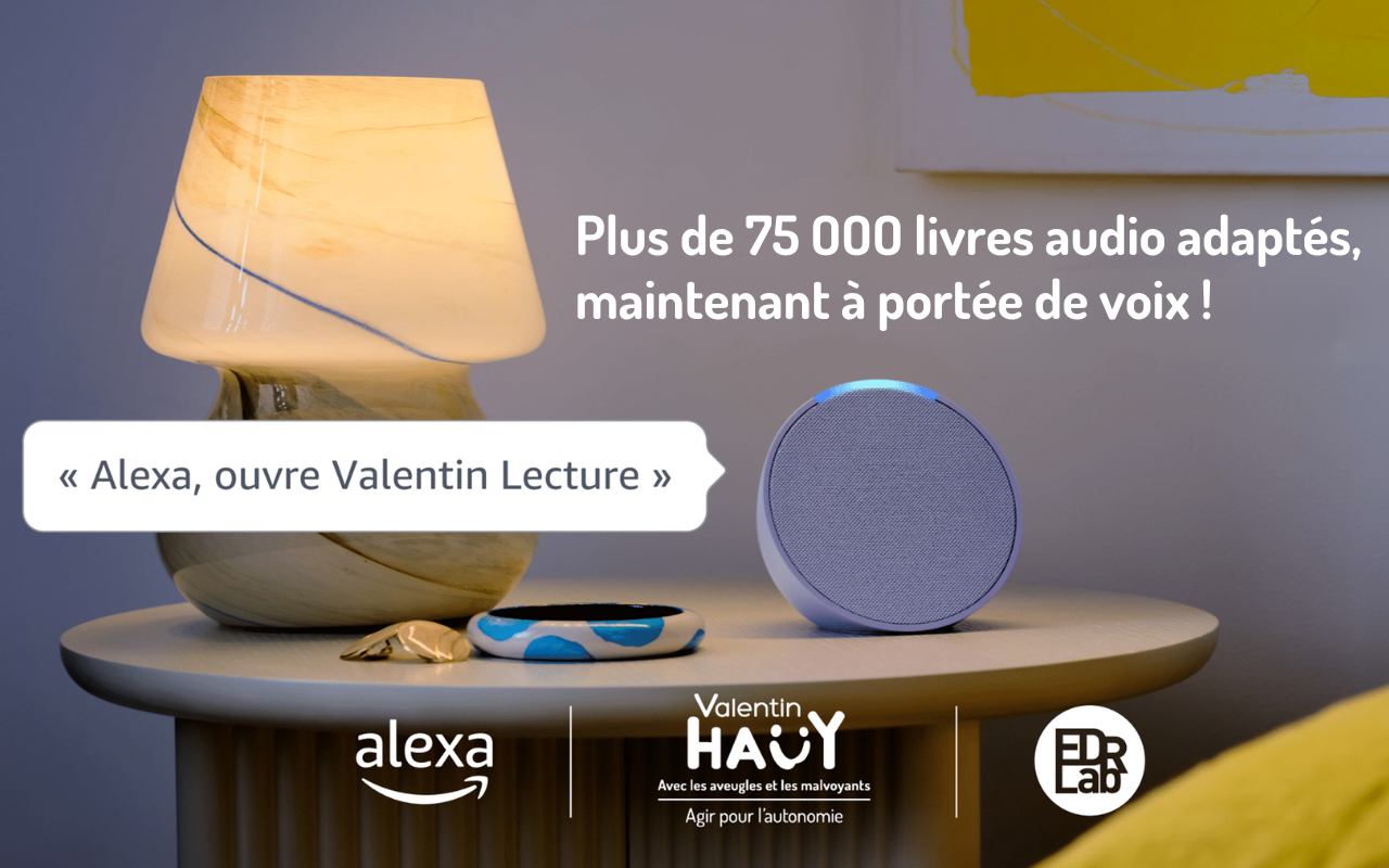 Illustration d’une Alexa Echo Pop sur une table de chevet sur laquelle figurent 2 messages (« 75 000 livres audio adaptés, maintenant à portée de voix ! » et, dans une bulle, « Alexa, ouvre Valentin Lecture ») et les logos d’Alexa, de l’AVH et d’EDRLab.